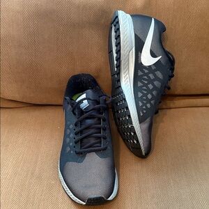 Nike Men's Black and Gray Athletic Shoes